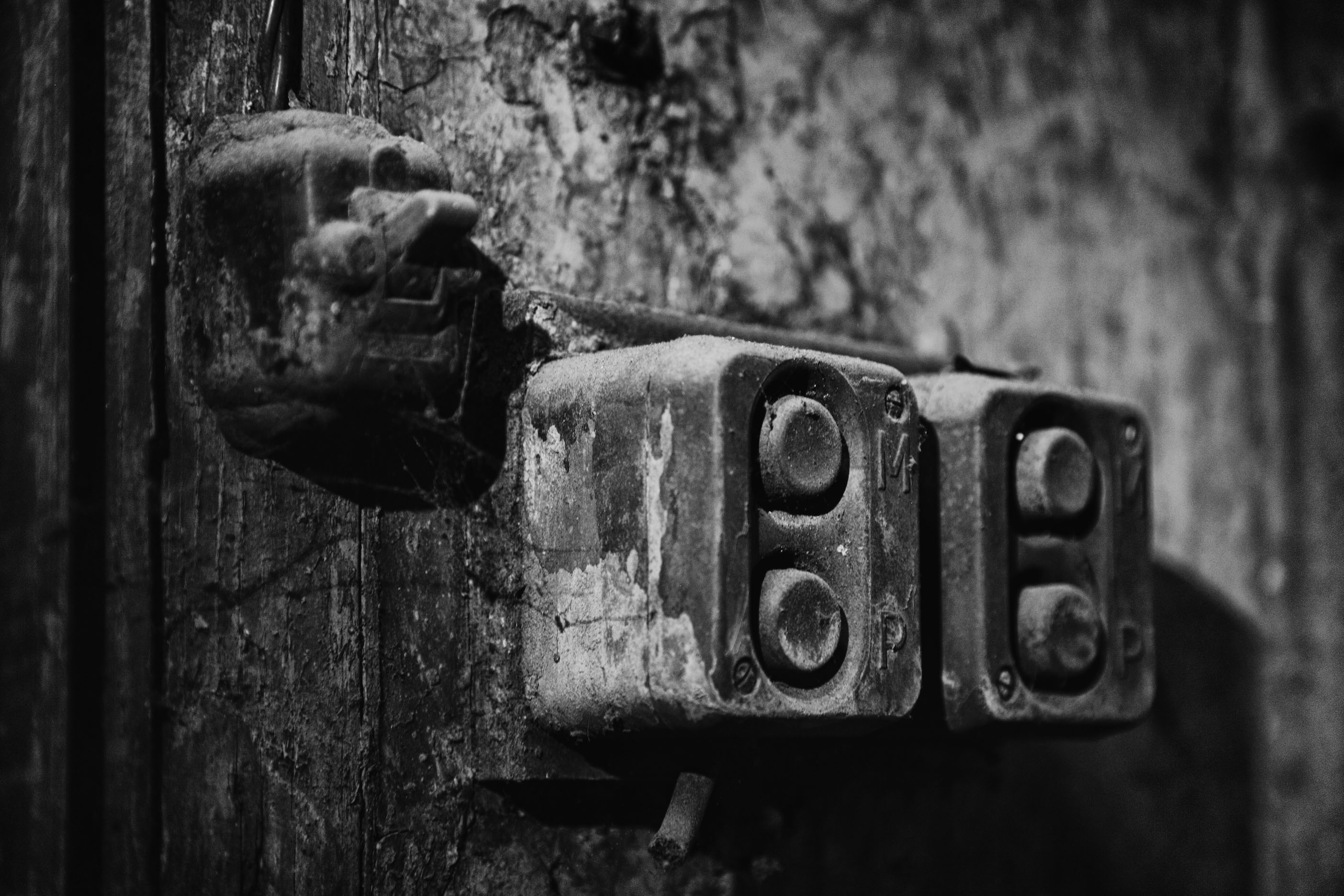 Antiguos interruptores en la salida fotografica a la fábrica abandonada